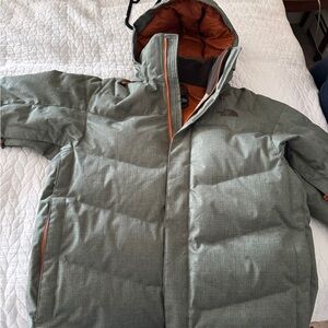 The North Face Green Puffer Jacket with Hood and Zipper Closure